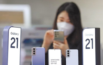 삼성전자가 모바일 부문이 작년 4분기 성장둔화에도 연간이익 11조원대를 회복했다. [연합]