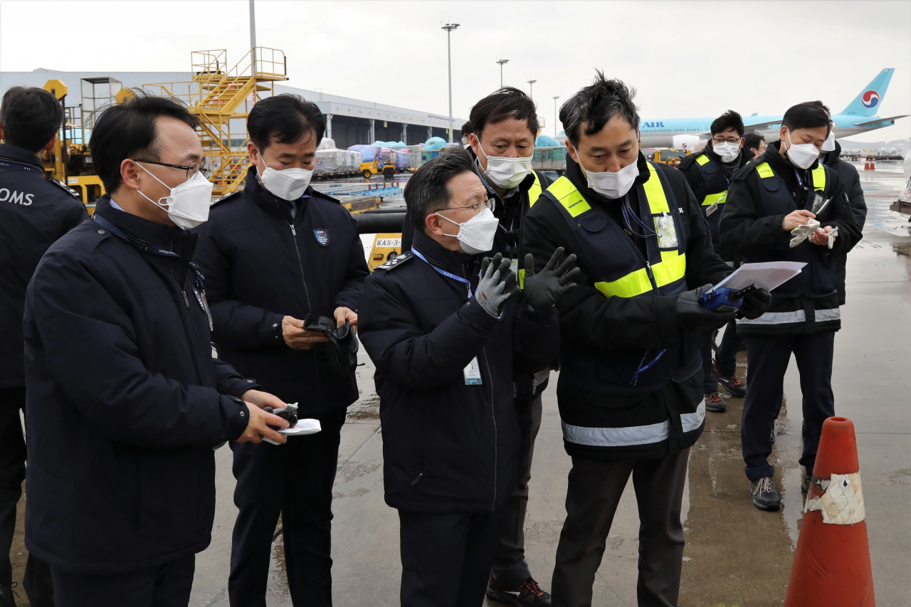노석환 관세청장(왼쪽 3번째)이 28일 28일 인청공항 화물터미널에서 ‘백신 수입통관’ 관련 사전점검을 하고 있다.