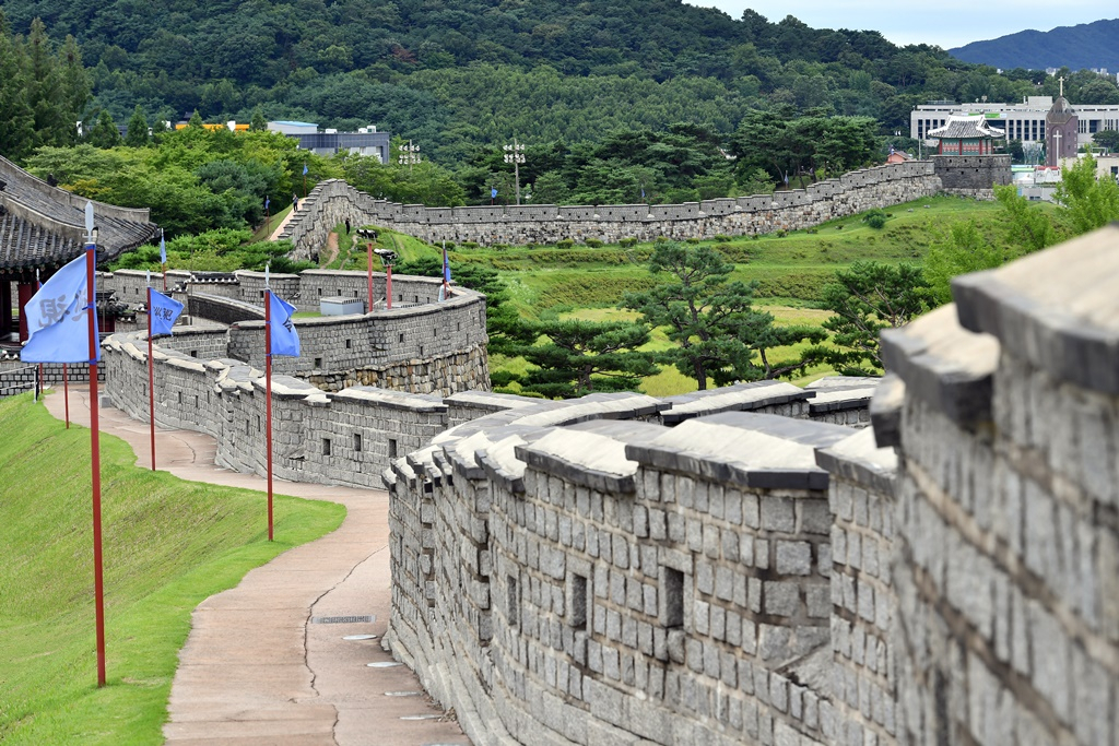 수원 화성 성곽길.