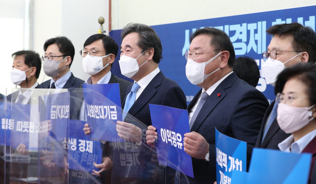 이낙연 더불어민주당 대표, 김태년 원내대표와 이호승 청와대 경제수석 등이 28일 국회에서 열린 사회적경제 활성화 및 입법추진 당정청 회의에서 기념촬영을 하고 있다. 이상섭 기자