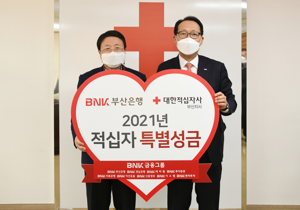 BNK부산은행은 28일(목) 오전 대한적십자사 부산지사에 특별성금 4900만원을 전달했다.(사진 오른쪽부터 부산은행 박명철 상무, 대한적십자사 부산지사 서정의 회장) [부산은행 제공]