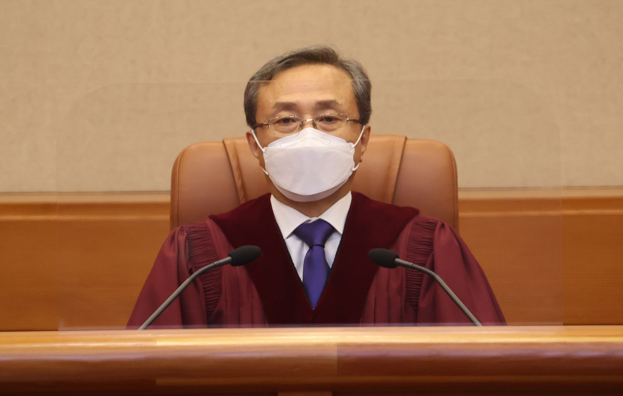 유남석 헌법재판소장이 28일 오후 서울 종로구 헌법재판소 대심판정에서 열린 고위공직자범죄수사처에 대해 청구된 헌법소원 심판 사건 선고를 위해 착석해 있다. [연합]