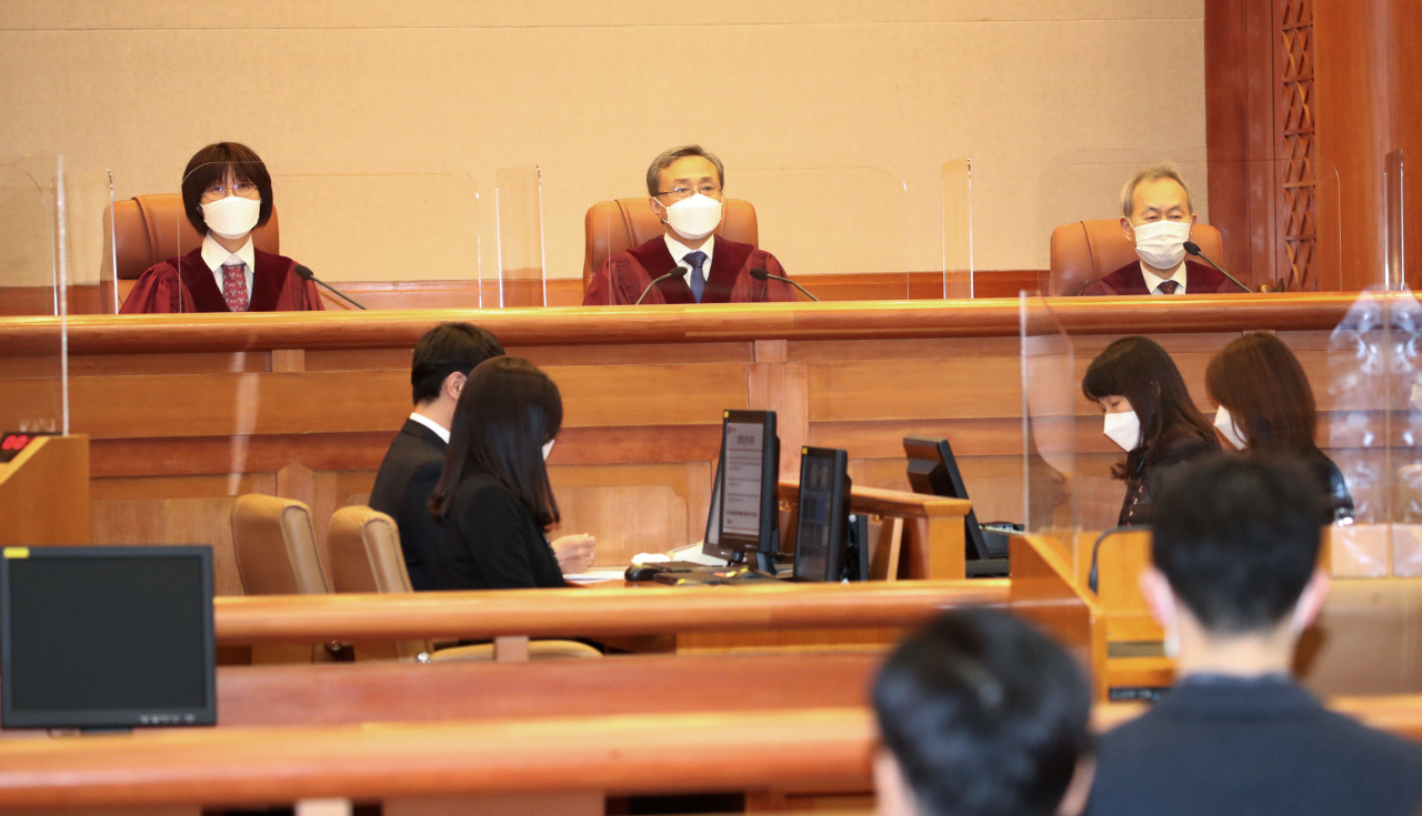 유남석 헌법재판소장(가운데)과 헌법재판관들이 지난 1월 28일 오후 서울 종로구 헌법재판소 대심판정에서 열린 헌법소원 심판 사건 선고를 위해 착석해 있다. [연합]