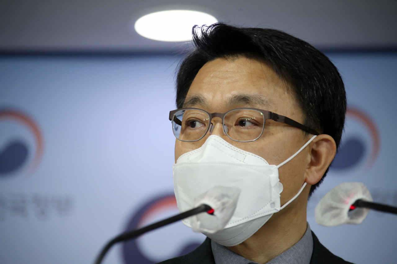 김진욱 고위공직자범죄수사처 처장이 28일 오후 정부서울청사 브리핑실에서 차장과 수사처 검사 인선 등에 관한 입장을 발표하고 있다. [연합]