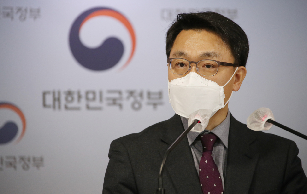 김진욱 고위공직자범죄수사처 처장이 28일 오후 정부서울청사 브리핑실에서 차장과 수사처 검사 인선 등에 관한 입장을 발표하고 있다. [연합]