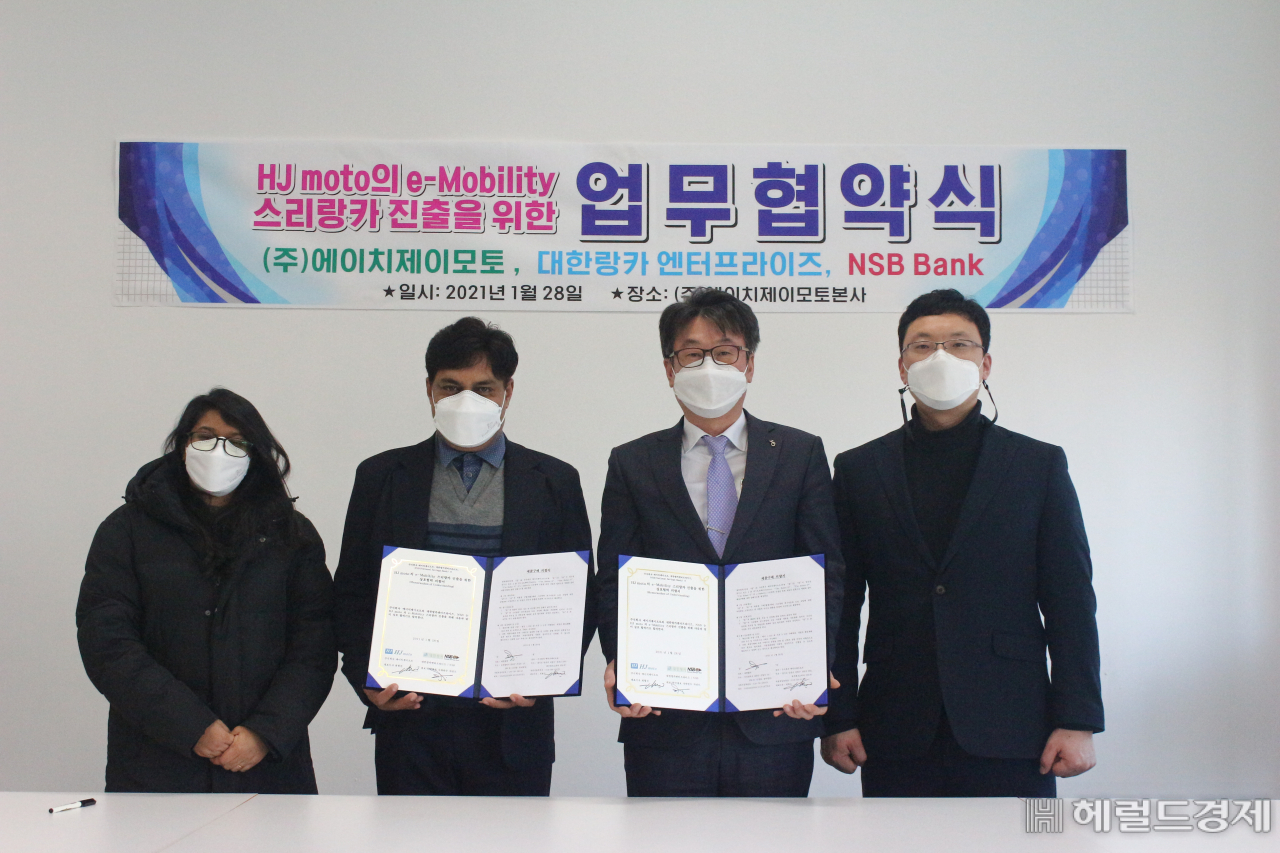 최형진(오른쪽 두번째) 에이치제이모토 대표와 사하반두 자얀트 대한랑카엔터프라이즈 대표가 업무협약 체결후 기념사진을 찍고 있다.
