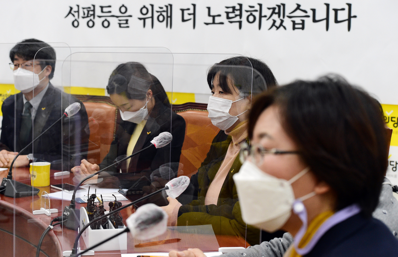 정의당 배복주 젠더인권본부장이 28일 국회에서 열린 비상대책회의에서 발언을 하고 있다. [연합]