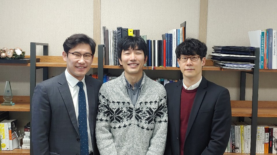 사진 왼쪽부터 서울대학교 박정원 교수, 한양대학교 에리카 캠퍼스 전성호 박사,한양대학교 에리카 캠퍼스 이원철 교수. [삼성전자 제공]