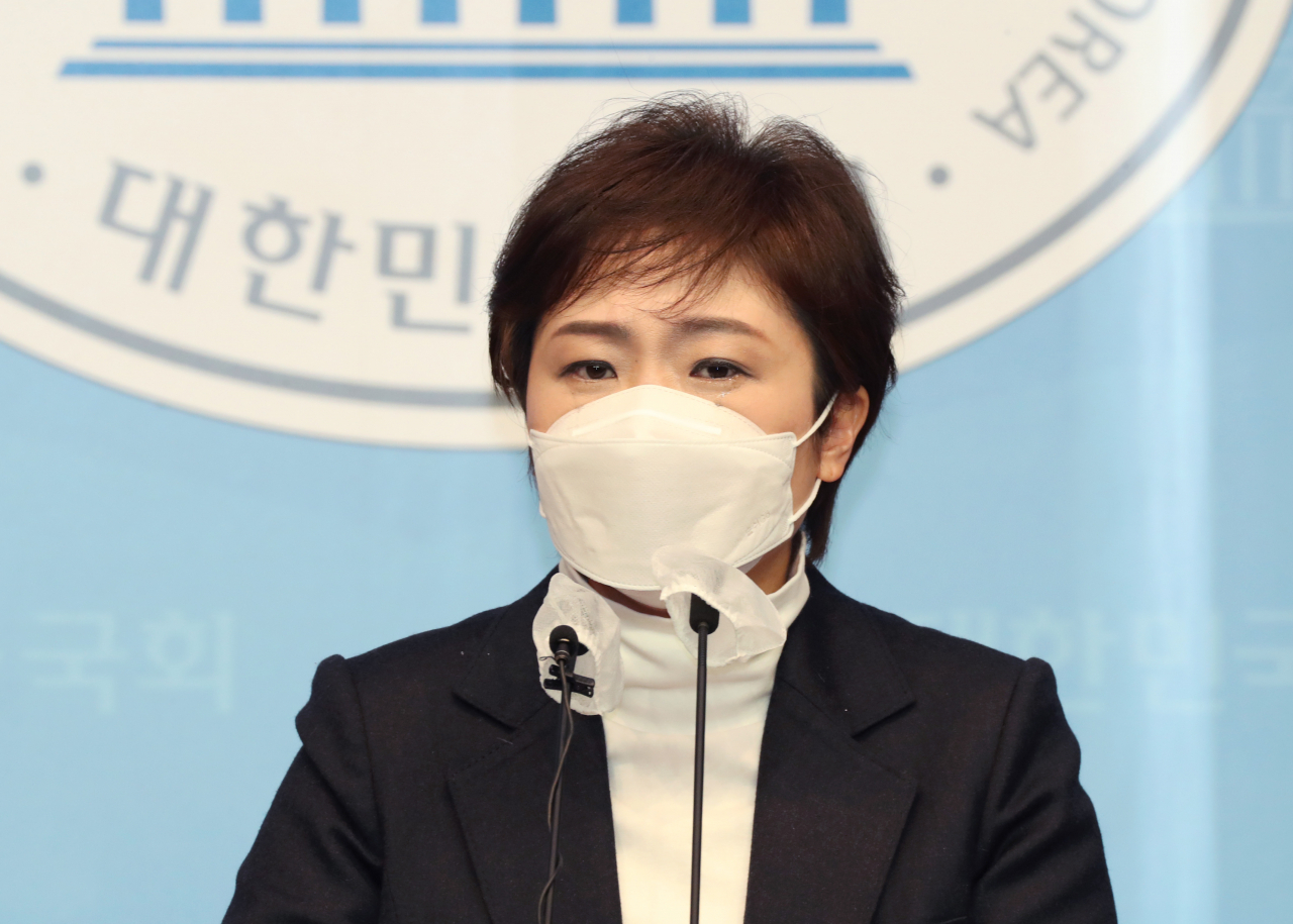 부산시장 보궐선거에 출마한 국민의힘 소속 이언주 전 의원이 28일 국회 소통관에서 긴급 기자회견을 하고 있다. [이상섭 기자/babtong@heraldcorp.com]