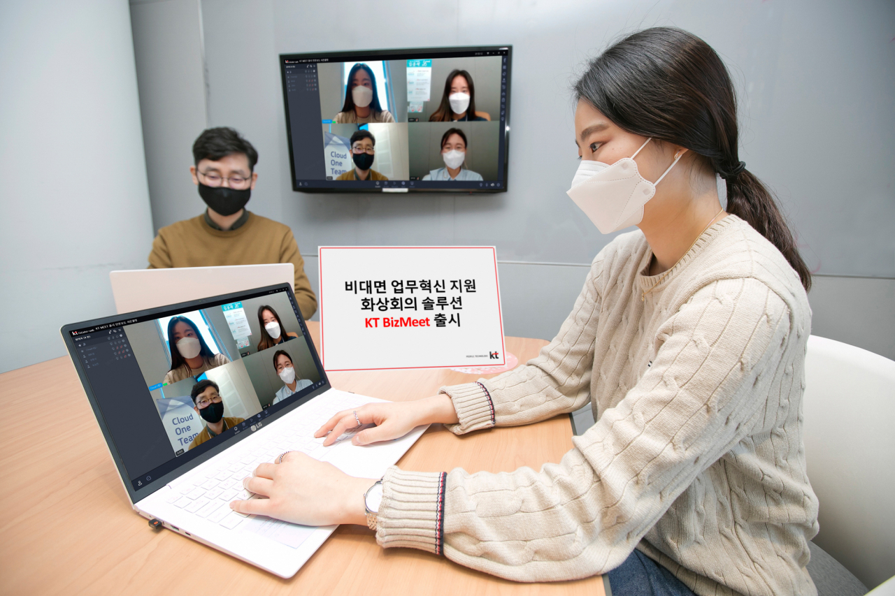 KT 직원들이 클라우드 기반 화상회의 플랫폼 ‘KT 비즈미트(BizMeet)’를 소개하고 있다. [KT 제공]