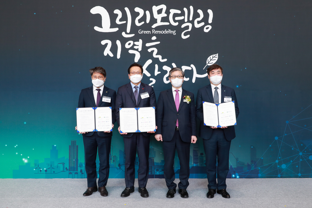 변창흠 국토교통부 장관(왼쪽 세 번째)이 장충모 LH 사장 직무대행(왼쪽 첫 번째), 김시오 경북대 부총장(왼쪽 두 번째), 박영수 국토안전관리원장(맨 오른쪽)과 지난 28일 서울 중구 국토발전전시관에서 열린 그린리모델링 지역거점 플랫폼업무협약 후 기념 촬영을 하고 있다. [국토교통부 제공]
