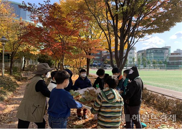 지난해 마을교사가 아이들과 함께 환경생태 교육을 진행하고 있다. [동대문구]