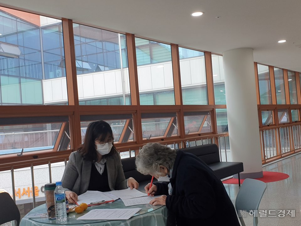주거 취약계층을 대상으로 한 찾아가는 이동 상담실. [양천구 제공]