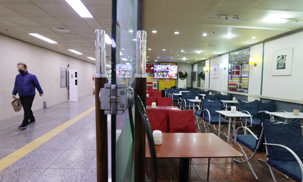 소상공인연합회가 이노베이션리서치에 의뢰해 지난해 10월 13일~11월 3일 소상공인 1000명을 대상으로 '소상공인 사업 현황 실태조사'를 한 결과, 10명 중 8명 이상이 '코로나19' 사태로 매출이 줄어든 것으로 나타났다. 서울 을지로 지하상가 내 한 음식점에 손님이 없어 한산한 모습이다. [연합]