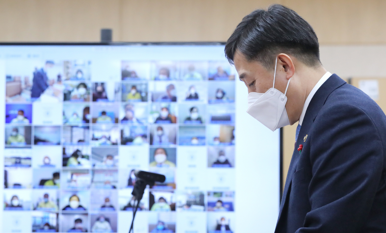 양성일(오른쪽) 보건복지부 제1차관(오른쪽)이 지난 25일 오후 세종시 정부세종청사에서 열린 ‘공공 아동학대 대응체계 안착을 위한 시군구 릴레이 2차 영상회의’에 참석하고 있다. [연합]