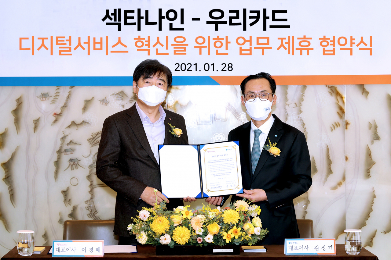 28일 롯데호텔에서 진행된 우리카드-섹타나인 양사 간 업무제휴 협약식에서 김정기 우리카드 사장(왼쪽)과 이경배 섹타나인 대표이사가 기념사진을 촬영하고 있다.[우리카드 제공]