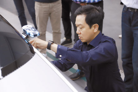 이상엽 담당이 EV 콘셉트카 45 디자인을 살펴보고 있다.[현대차 제공]