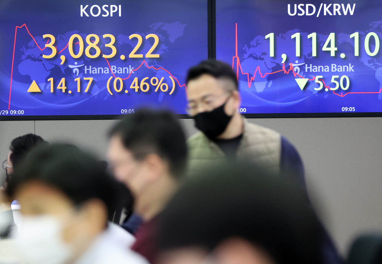 29일 서울 명동 하나은행에서 직원들이 업무를 보고 있다. 이날 코스피 지수는 전장보다 9.68포인트(0.32%) 오른 3078.73에 시작해 상승 흐름을 보였으나 오전 하락 반전하며 3000포인트 밑으로 떨어졌다.[연합]