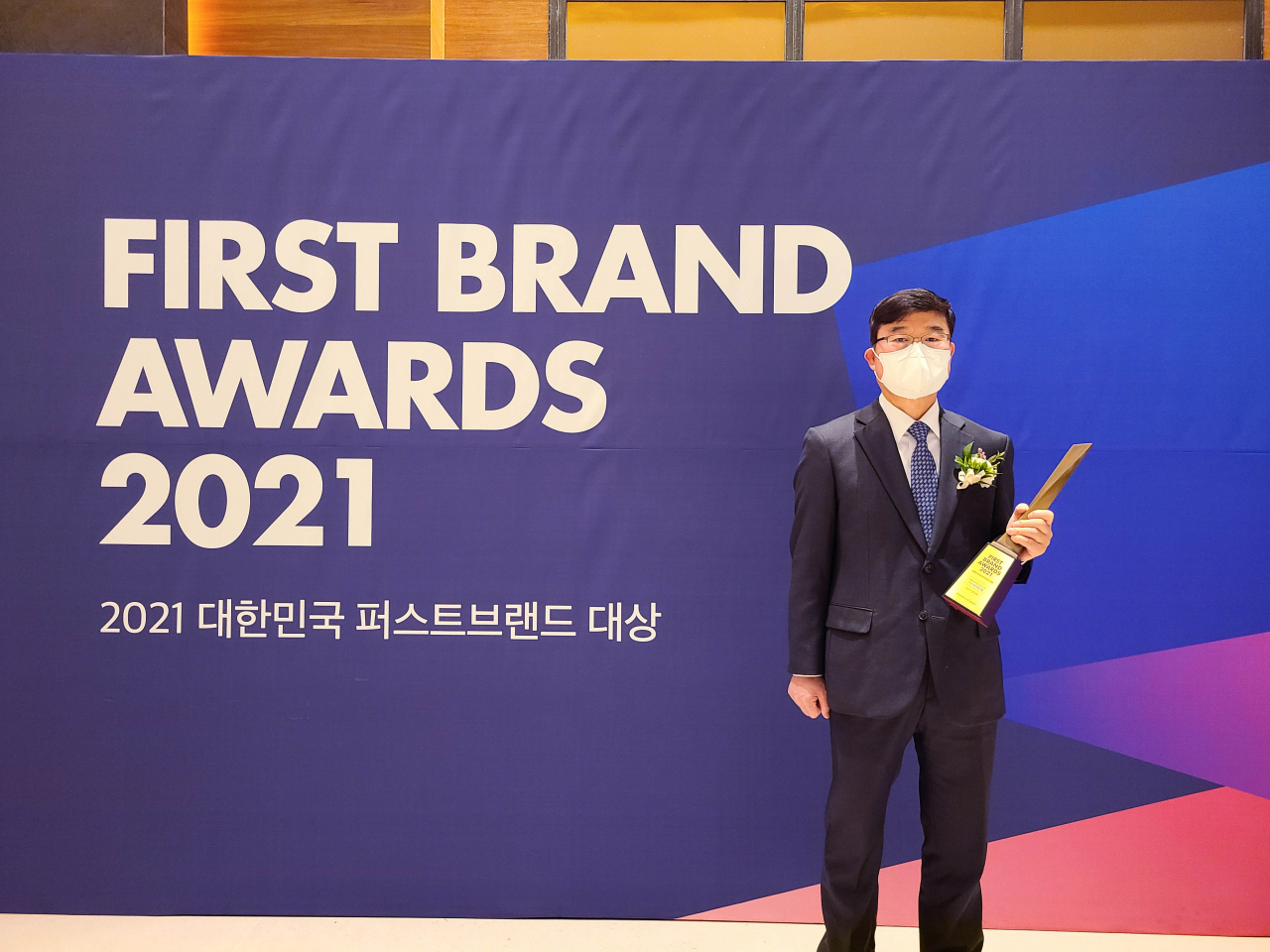 박윤호 JT친애저축은행 대표이사의 기념촬영 사진[JT친애저축은행 제공]