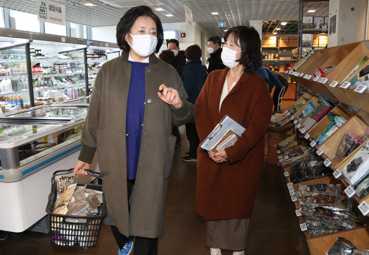 서울시장 보궐선거에 출마한 더불어민주당 소속 박영선 전 중소벤처기업부 장관이 29일 서울 종로구 전국 특산물 지역상생 거점공간인 상생상회에서 농산물을 구매하며 대화하고 있다. [연합]