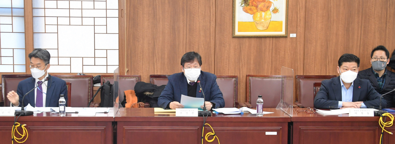 안일환(가운데) 기획재정부 2차관이 29일 서울 광화문 정부서울청사에서 열린 '공공수요발굴위원회'에서 발언하고 있다. [기획재정부 제공]