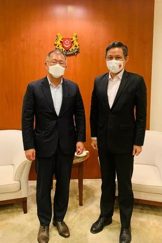 정의선 현대차그룹 회장이 싱가포르를 찾아 리셴룽 총리와 찬춘싱 통상산업부 장관 등을 잇달아 면담하고 미래 모빌리티 비전을 공유했다. 정의선 현대차그룹 회장(왼쪽)과 찬춘싱 싱가포르 통상산업부 장관[찬춘싱 장관 페이스북 캡처]