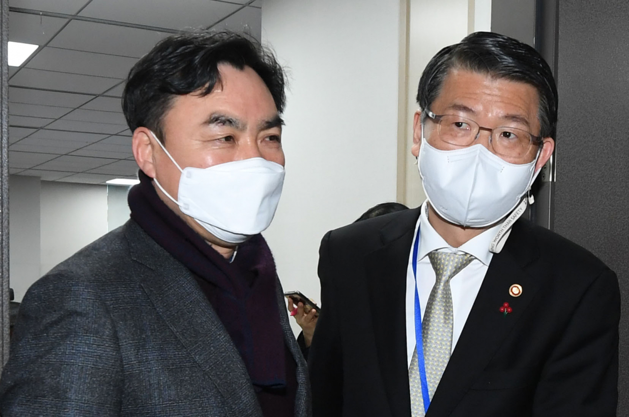 공매도 금지 기간 종료를 앞두고 공매도 재개에 관한 논란이 계속되고 있는 가운데 29일 국회 의원회관에서 윤관석 국회 정무위원장(왼쪽)과 은성수 금융위원장이 비공개 정무위원회 당정협의를 마치고 나오고 있다. [연합]