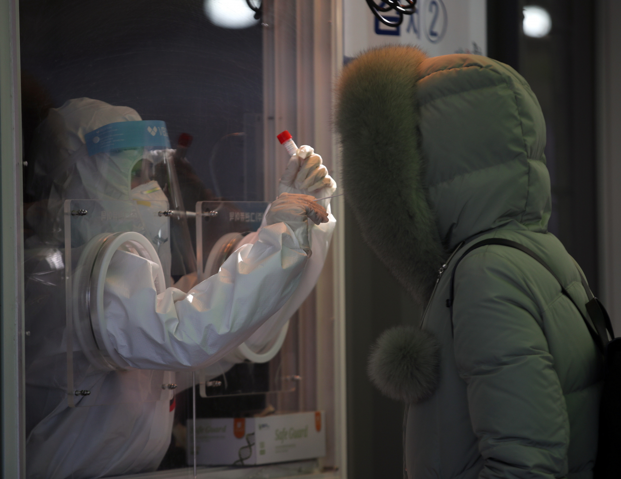 29일 오후 서울역광장에 설치된 임시선별진료소에서 의료진이 검체채취를 하고 있다. [연합]