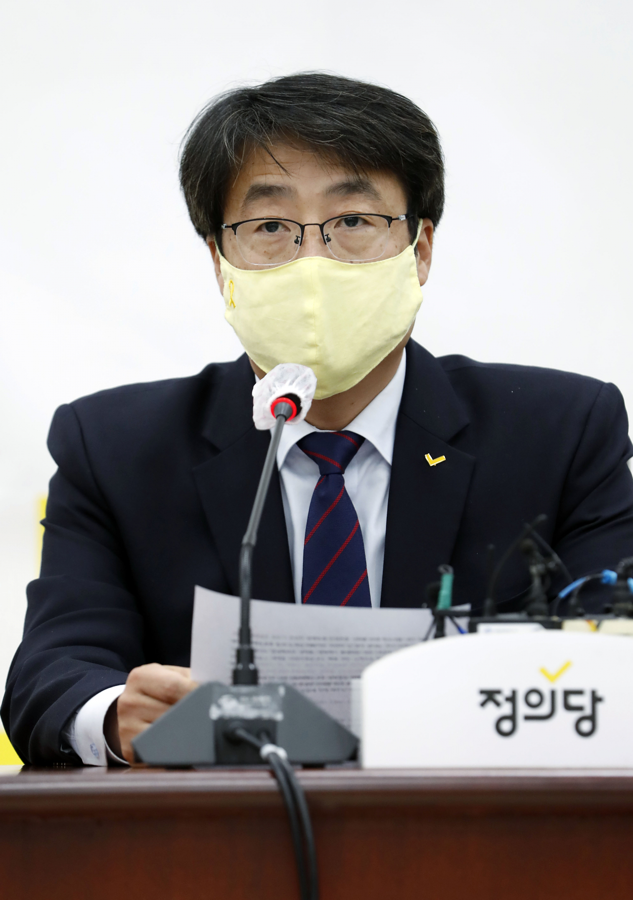 정의당 김윤기 당대표 직무대행이 29일 자진사퇴했다. 지난 26일 서울 여의도 국회에서 열린 전략협의회에서 발언하는 김윤기 당대표 직무대행. 연합뉴스