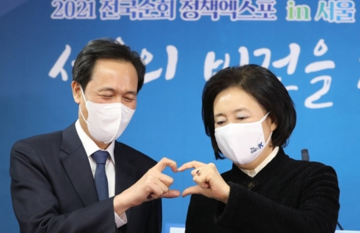 서울시장 보궐선거 출마 선언을 한 더불어민주당 우상호 의원(왼쪽)과 박영선 전 중소벤처기업부 장관이 지난 27일 서울 여의도 더불어민주당 서울시당에서 열린 '민주당 정책엑스포 in 서울'에서 기념촬영을 하고 있다.[연합]