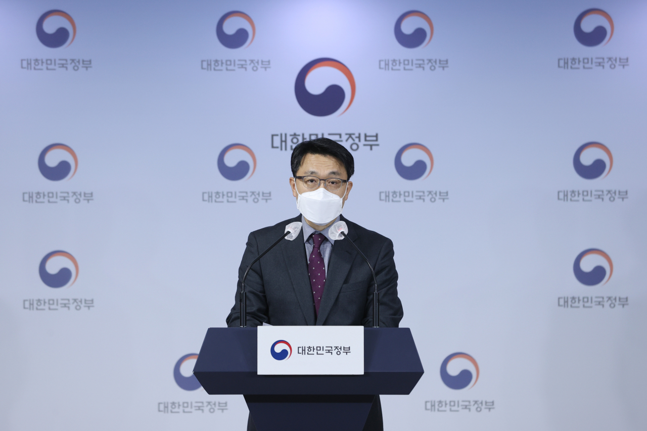 김진욱 고위공직자범죄수사처 처장이 지난달 28일 오후 정부서울청사 브리핑실에서 차장과 수사처 검사 인선 등에 관한 입장 발표를 하고 있다. [연합]