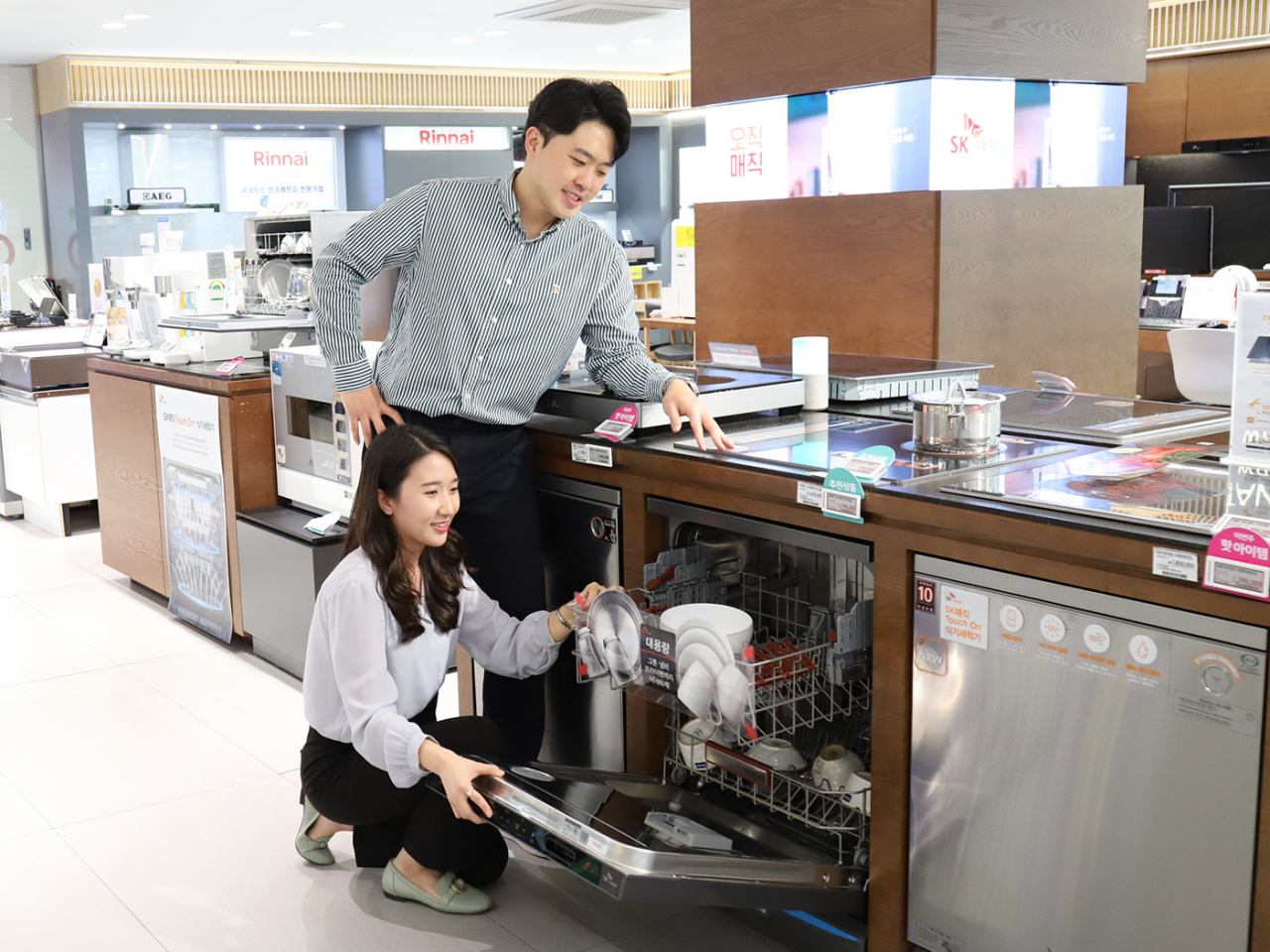 롯데하이마트 메가스토어 잠실점에서 모델들이 식기세척기를 살펴보고 있다.[롯데하이마트 제공]