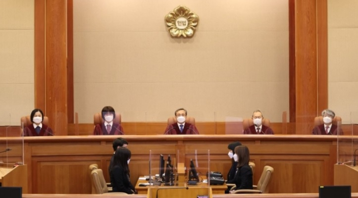 유남석 헌법재판소장(가운데)과 헌법재판관들이 지난 28일 오후 서울 종로구 헌법재판소 대심판정에서 열린 고위공직자범죄수사처에 대해 청구된 헌법소원 심판 사건 선고를 위해 착석해 있다.[연합]