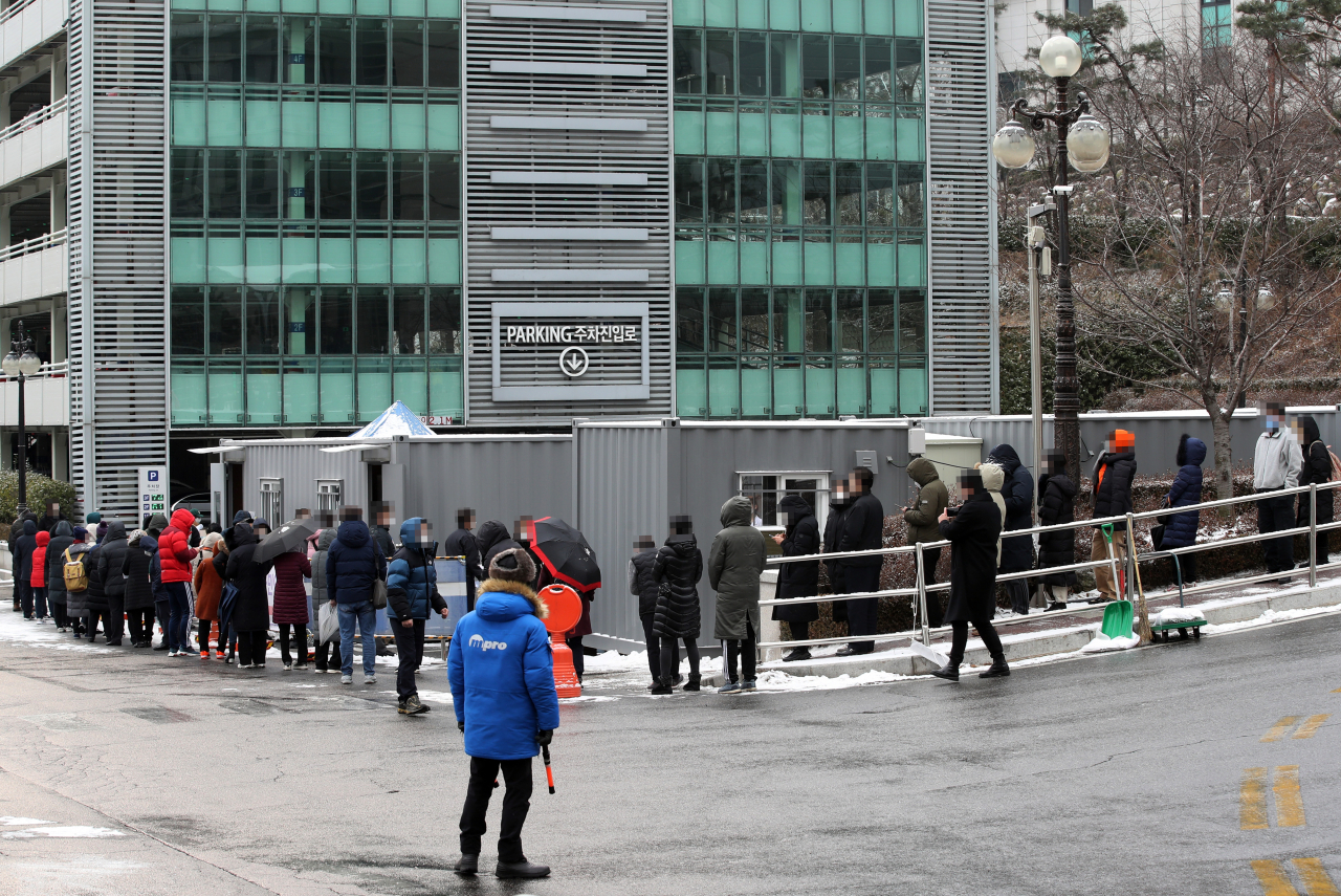 30일 오전 코로나19 확진자가 나온 서울 한양대병원 선별진료소가 검사 대기자들로 붐비고 있다. [연합]