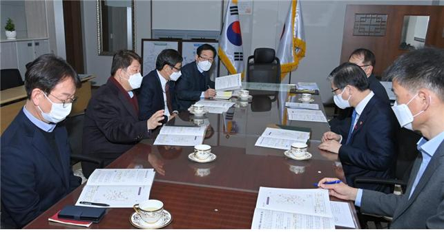 권영진 대구시장과 하대성 경북 경제부지사 등이 29일 변창흠 국토부장관을 만나 지역 주요 현안에 대해 설명, 지원을 요청하고 있다.[대구시 제공]