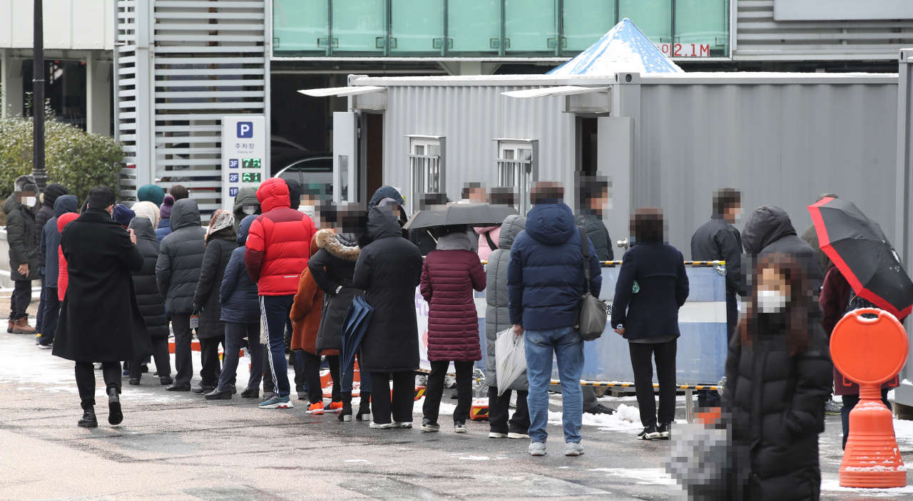 30일 오전 신종 코로나바이러스 감염증(코로나19) 확진자가 나온 서울 한양대병원 선별진료소가 검사 대기자들로 붐비고 있다. [연합]