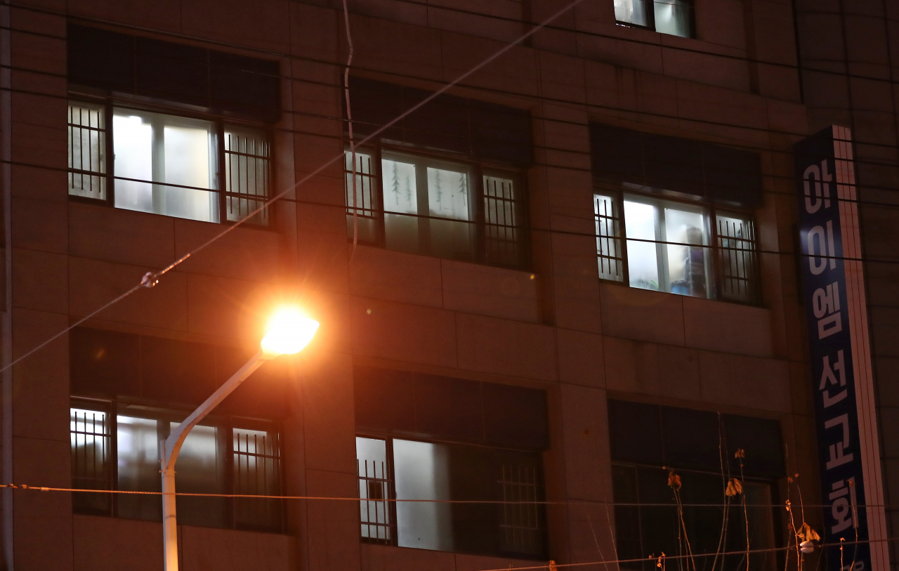 지난 24일 오후 신종 코로나바이러스 감염증(코로나19) 확진자가 무더기로 나온 대전시 중구 대흥동 IEM국제학교에 불이 켜져 있다. [연합]
