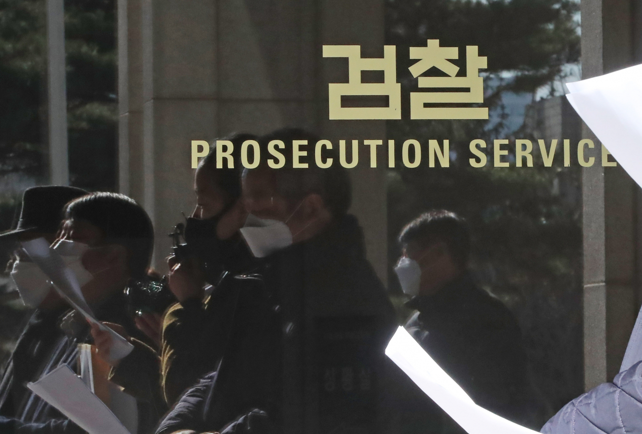 1일 오전 서울 서초구 서울중앙지검 앞에서 광화문촛불연대와 사법정의바로세우기시민행동 등 진보성향의 시민단체 활동가들이 윤석열 검찰총장에 대한 고발장을 접수하기 전 기자회견을 하고 있다. 이들은 이날 윤 총장과 남부지검 금융조사부 소속 검사 등 6명을 라임사건 모해위증 혐의로 고발했다. 연합뉴스