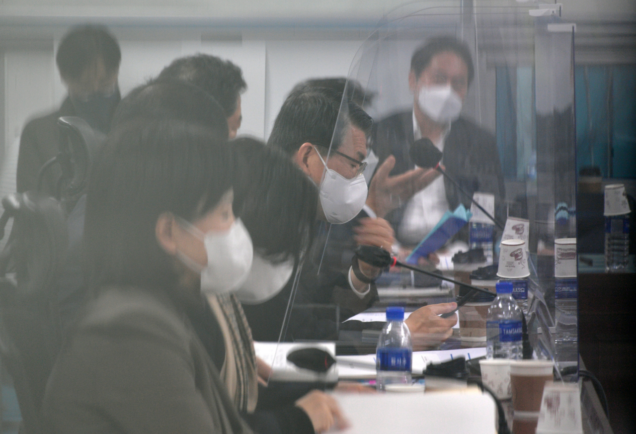 공매도 금지 기간 종료를 앞두고 공매도 재개에 관해 논란이 계속되고 있는 가운데 지난 29일 국회에서 열린 정무위 당정협의에 참석한 은성수 금융위원장이 발언하고 있다[사진=연합뉴스]