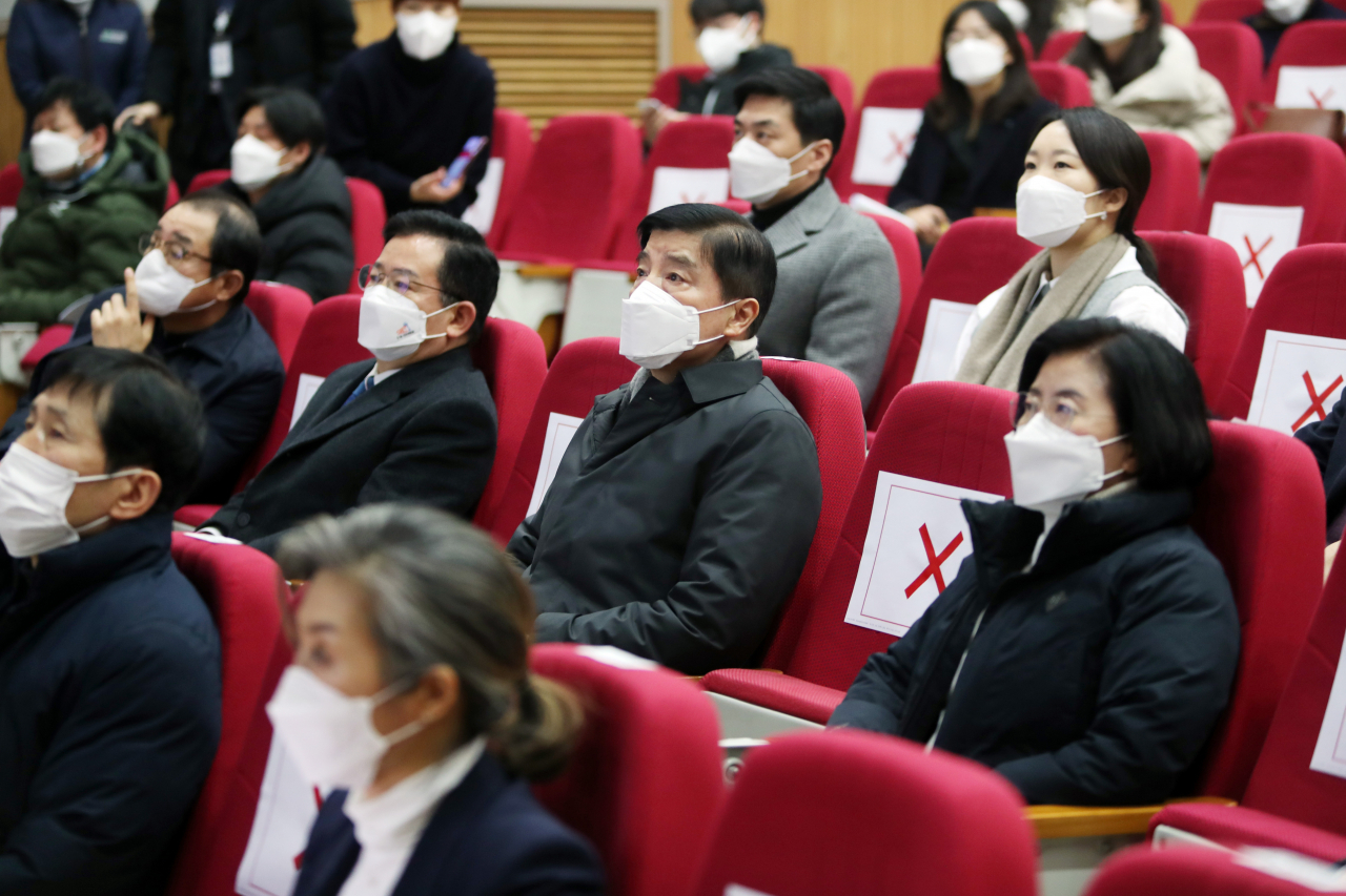 경북 경주 월성원자력본부 홍보관에서 더불어민주당 의원단이 삼중수소 검출 관련 현황을 월성원전 관계자에게서 듣고 있다. [연합]