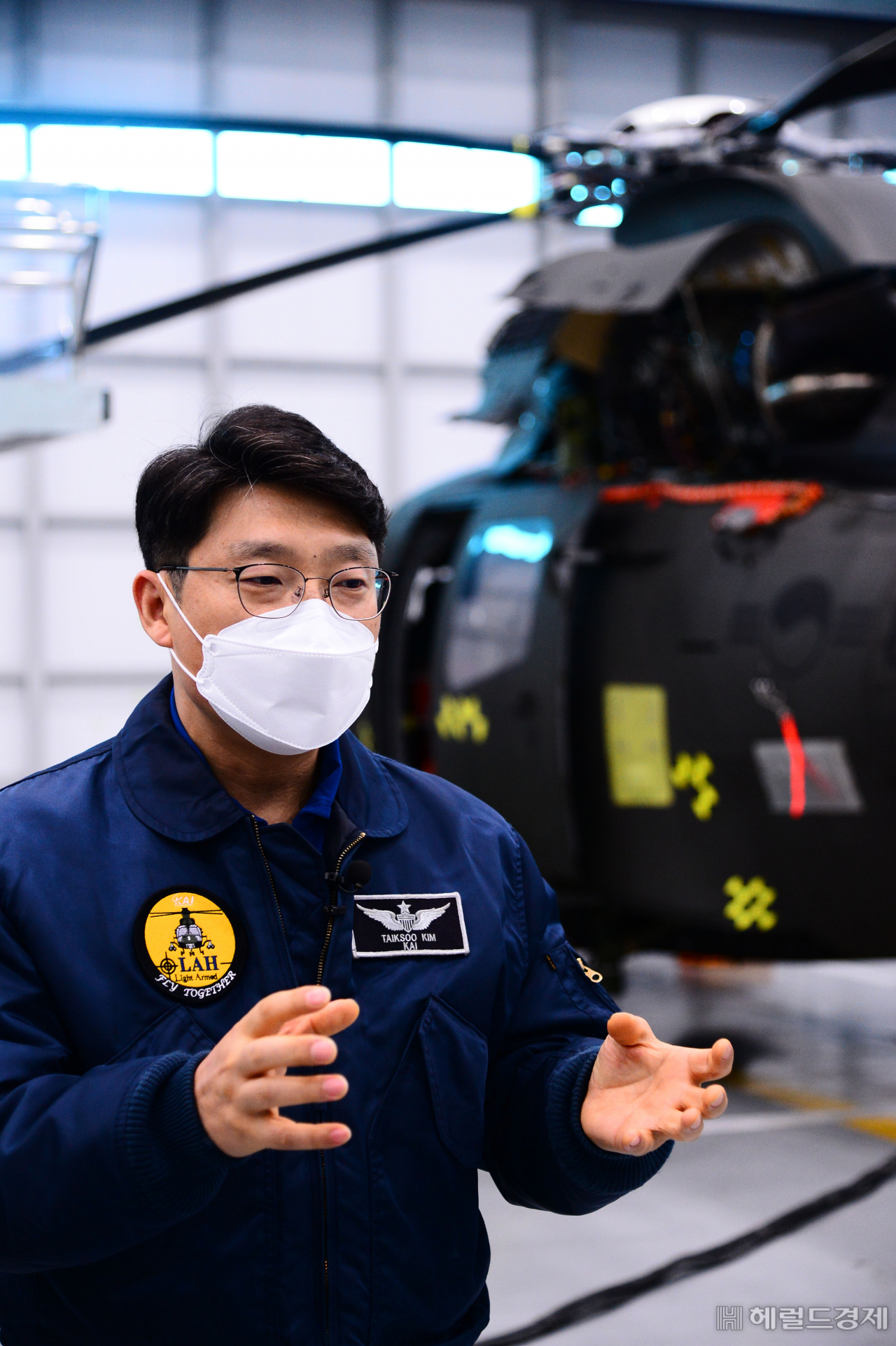 한국항공우주산업(KAI)의 소형무장헬기(LAH)가 2022년 최종 전투용 적합 판정을 목표로 한창 시험을 진행중이다. 군에서 헬기를 몰았던 김택수(46) KAI 책임조종사는 “선배들과 후배들, 그리고 동료들이 안심하고 탈 수 있도록 해야 한다는 생각으로 시험에 임하고 있다”고 밝혔다. [박해묵 기자]