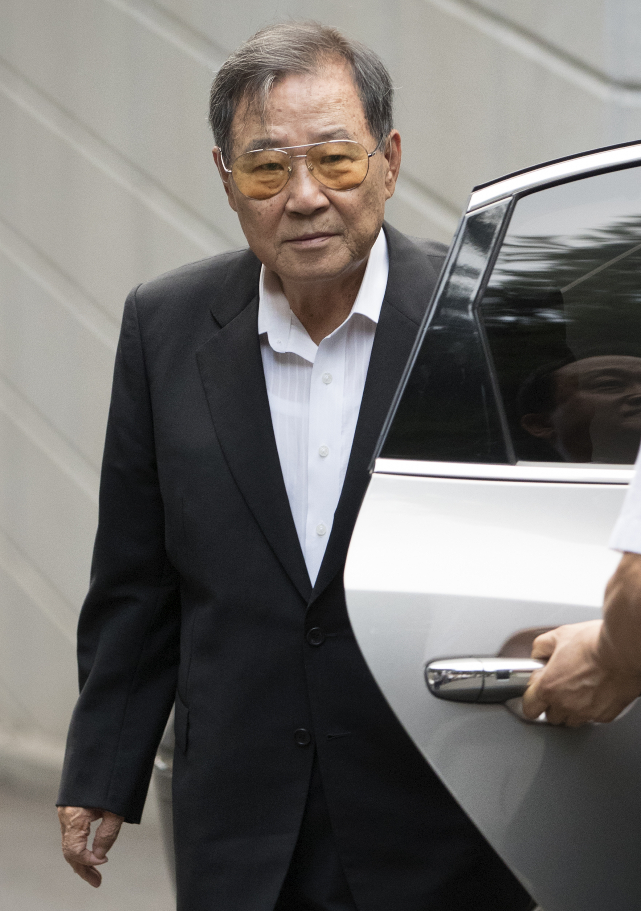 고(故) 정주영 현대그룹 명예회장의 막냇동생인 정상영 KCC 명예회장이 30일 숙환으로 별세했다. 향년 84세. 사진은 지난 2016년 정주영 명예회장의 부인 고 변중석 여사의 9주기 제사에 참석하는 정상영 명예회장 모습. [연합뉴스]