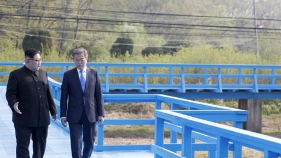 문재인 대통령과 북한 김정은 국무위원장이 지난 2018넌 4월 27일 오후 판문점 도보다리에서 산책하며 대화하고 있다. [연합]
