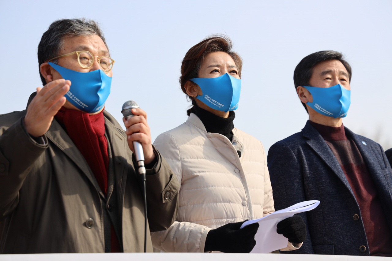 서울시장 보궐선거에 출마하는 나경원 국민의힘 전 의원이 31일 청와대 앞 분수대서 탈원전 반대 시민단체와 긴급 기자회견을 하고 있다. [나경원 캠프 제공]