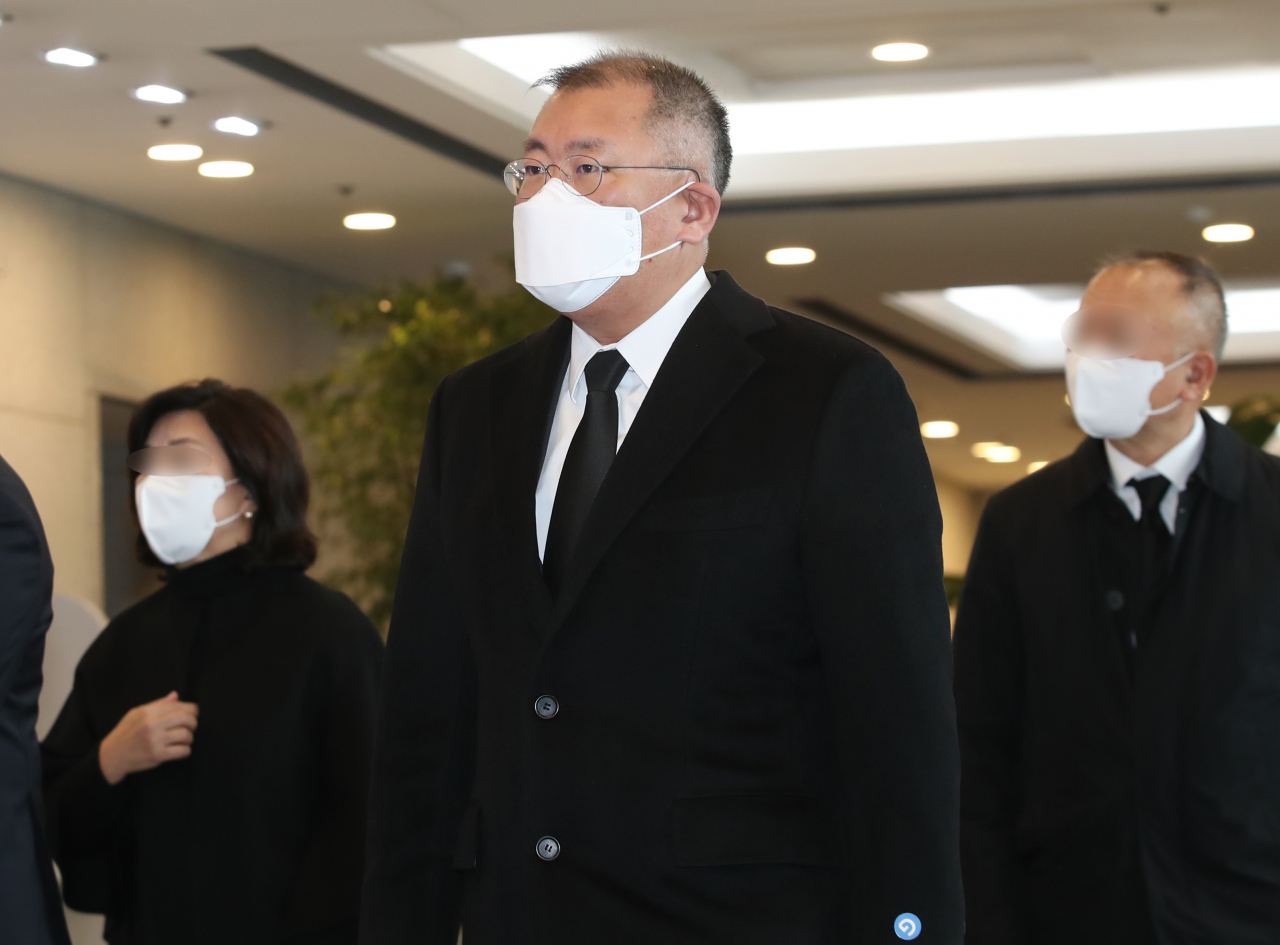 정의선 현대차그룹 회장이 31일 서울 송파구 서울아산병원 장례식장에 마련된 고(故) 정상영 KCC 명예회장의 빈소를 찾아 조문을 위해 들어가고 있다. [연합]