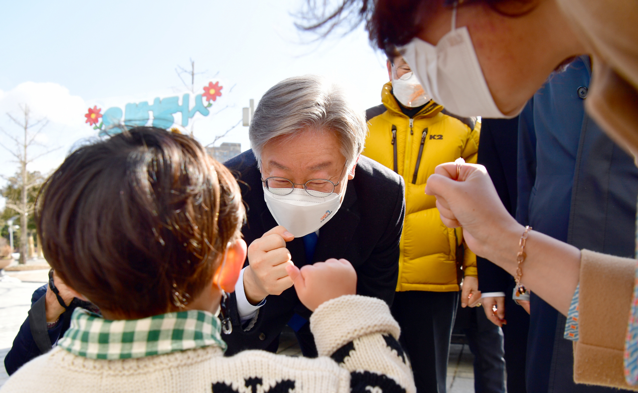 광주를 방문 중인 이재명 경기지사가 29일 오후 광주시청 입구에서 환영객 사이에 서 있는 어린이와 인사하고 있다. 이 지사는 인공지능헬스케어 플랫폼 구축 결성식에 참석하고자 광주시청을 찾았다. [연합뉴스]