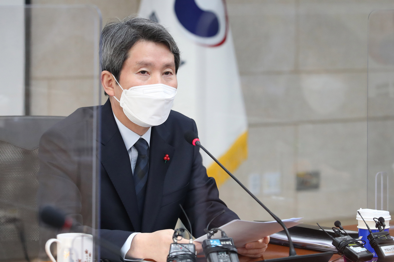 이인영 통일부 장관은 1일 라디오에 출연 북한 원전 건설 지원 논란과 관련해 “원전의 ‘원’자도 없었다”고 일축했다. 또 한미 연합군사훈련에 대해서는 개인적 생각을 전제로 연기가 국익에 도움이 된다고 밝혔다. 자료사진. [연합]