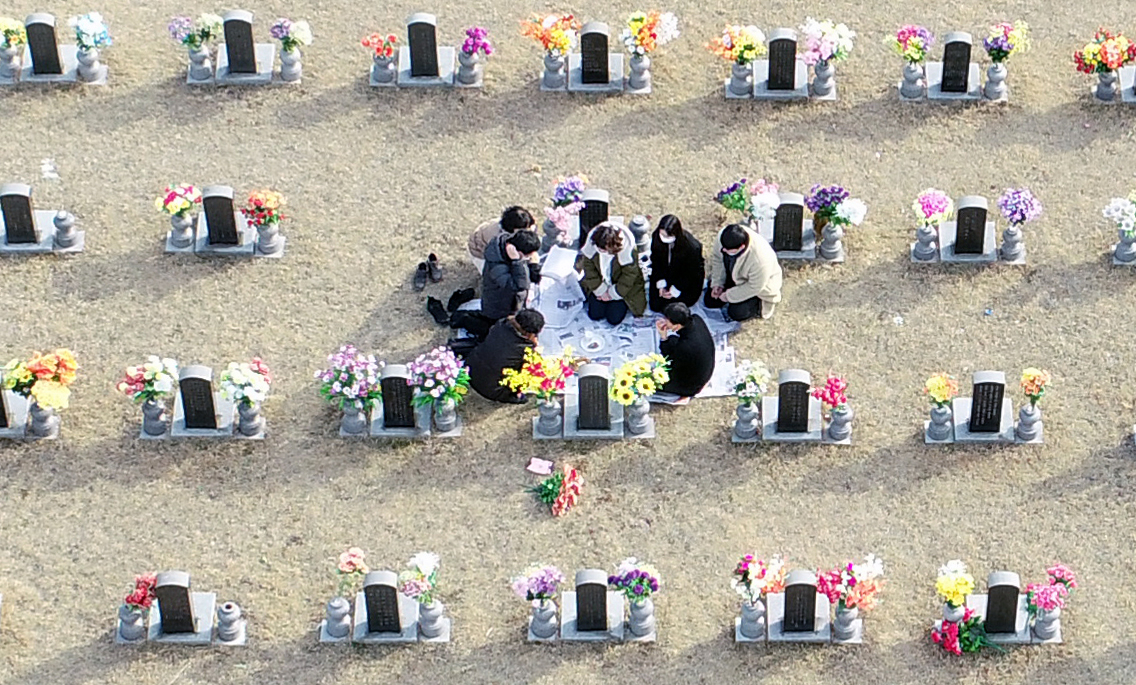 31일 오후 광주 북구 효령동 영락공원에서 시민들이 성묘하고 있다. 이날 영락공원에는 신종 코로나바이러스 감염증 확산 상황을 고려해 성묘객이 몰리는 설 명절 전 미리 성묘를 하려는 시민들의 발걸음이 이어졌다. [연합]