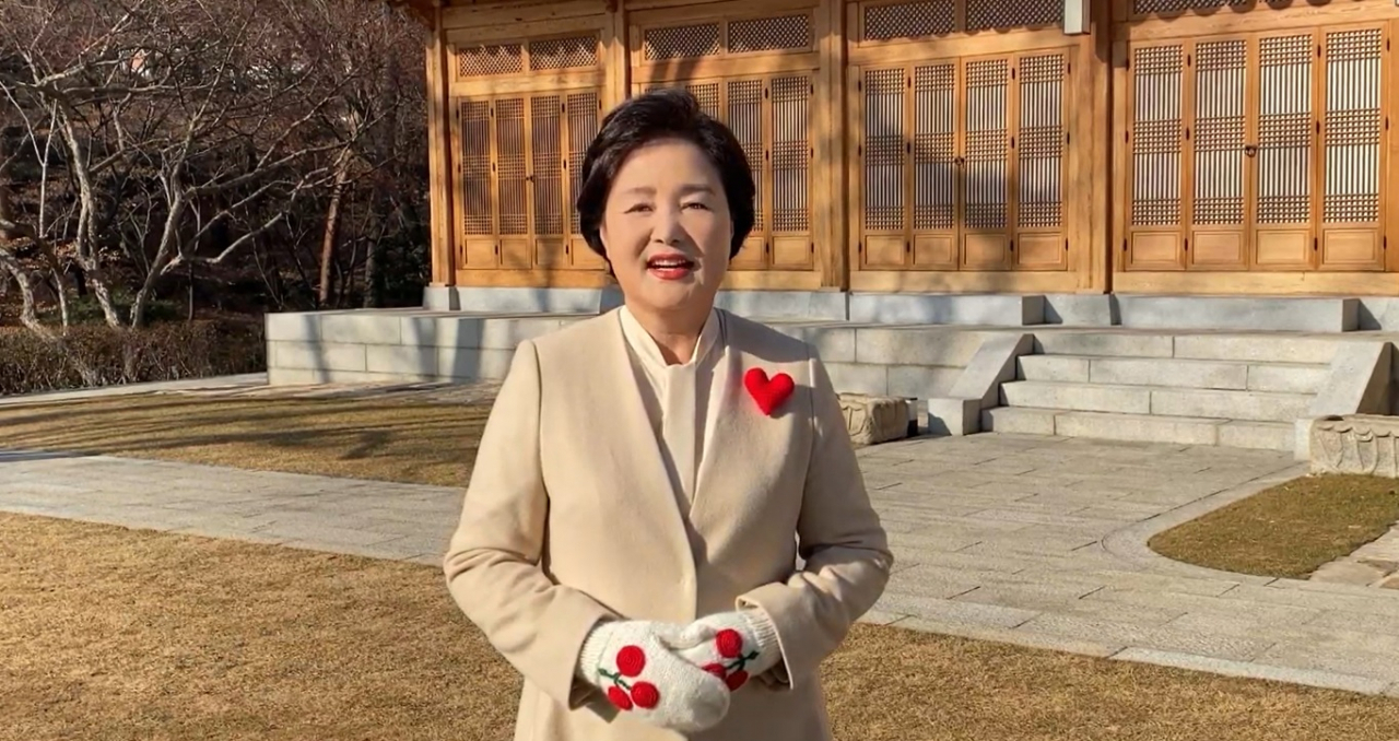 김정숙 여사가 영상을 통해 사랑의온도탑 100도 조기달성에 대해 감사인사를 전하고 있다. [제공=청와대]