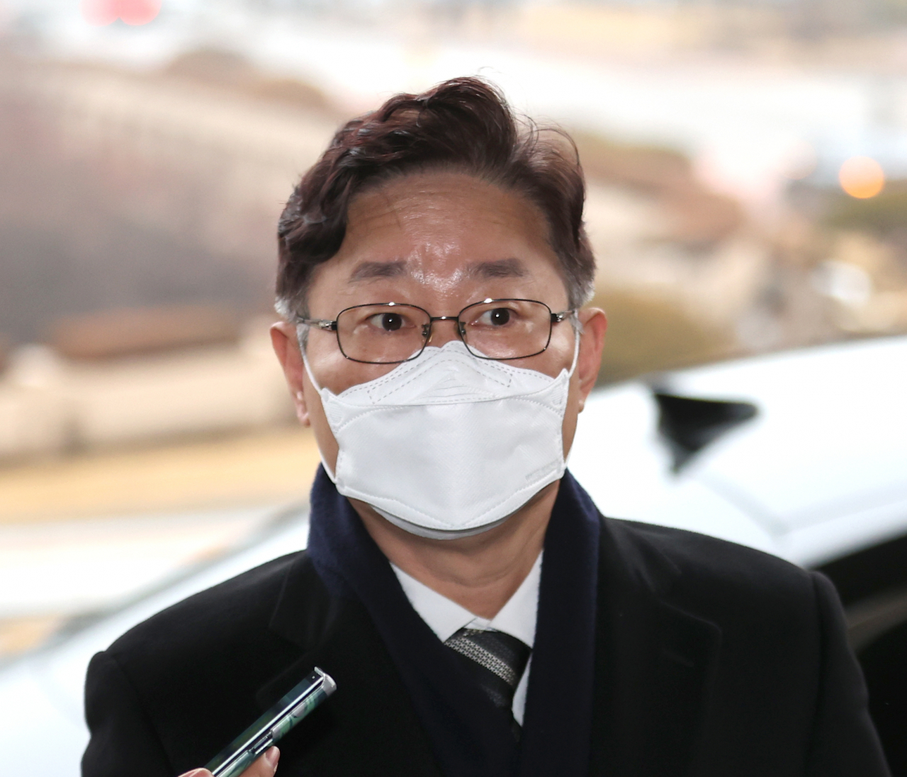 박범계 법무부 장관이 1일 오전 정부과천청사 법무부로 출근하고 있다. [연합]